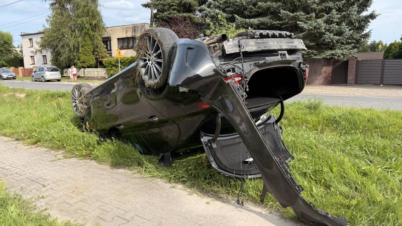 Dachował mercedesem 